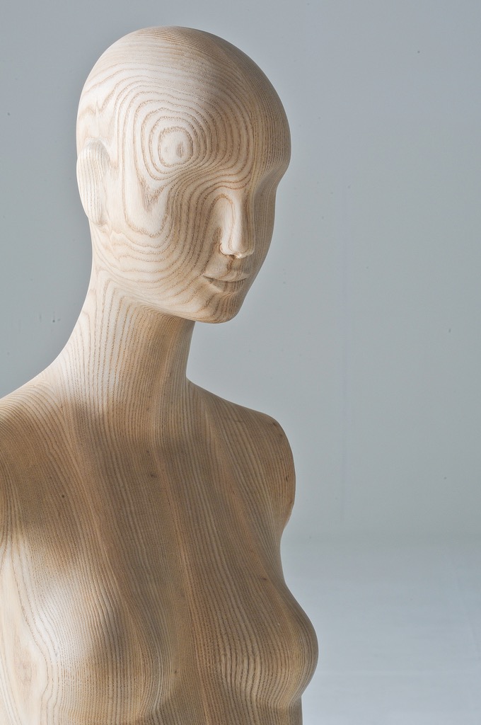 Store Concepts - mannequins -Schläppi - pose - female -wood